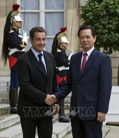 Trong ảnh: Trong chuyến thăm chính thức Cộng hòa Pháp, ngày 1/10/2007, Thủ tướng Nguyễn Tấn Dũng hội kiến Tổng thống Pháp Sarkozy, tại Phủ Tổng thống. Ảnh: Đức Tám - TTXVN