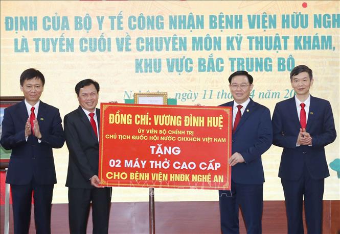 Photo: NA Chairman Vuong Dinh Hue (R) presents two ventilators to the hospital. VNA Photo: Doãn Tấn