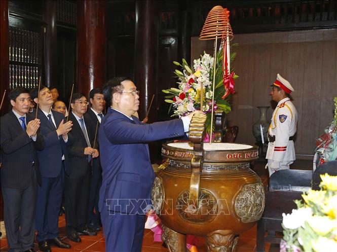 Photo: NA Chairman pays tribute to President Ho Chi Minh at the Kim Lien Special National Relic Site in Nam Dan district of Nghe An province. VNA Photo: Doãn Tấn