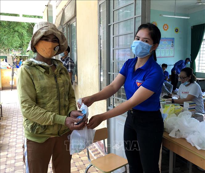 Photo: About 500 victims of Agent Orange (AO)/dioxin and landmines and UXO accidents, and poor patients in Nghia Hanh and Ba To districts are given free medical check-ups and medicines. VNA Photo: Lê Ngọc Phước