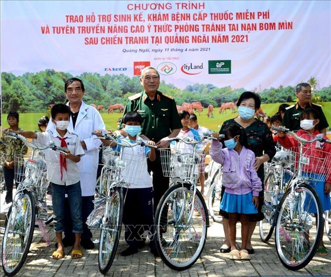 Photo: 40 bicycles, worth 2 million VND each, were given to needy students who show good performance in their study. VNA Photo: Lê Ngọc Phước
