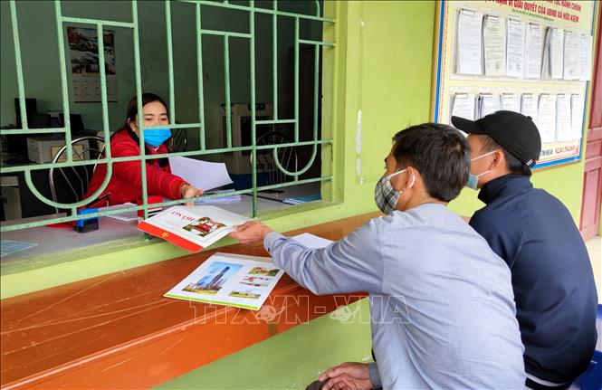Trong ảnh: Người dân xã Hữu Kiệm (huyện Kỳ Sơn, tỉnh Nghệ An) được hướng dẫn thực hiện thủ tục hành chính tại trụ sở UBND xã. Ảnh: Văn Tý-TTXVN
