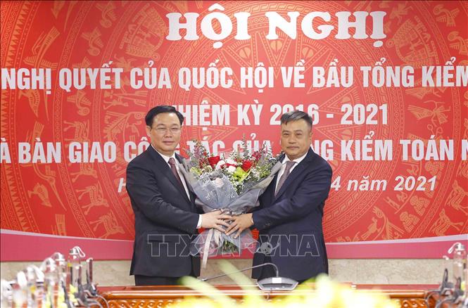 Chủ tịch Quốc hội Vương Đình Huệ trao Nghị quyết của Quốc hội và tặng hoa cho Tổng Kiểm toán nhà nước Trần Sỹ Thanh. Ảnh: Doãn Tấn - TTXVN