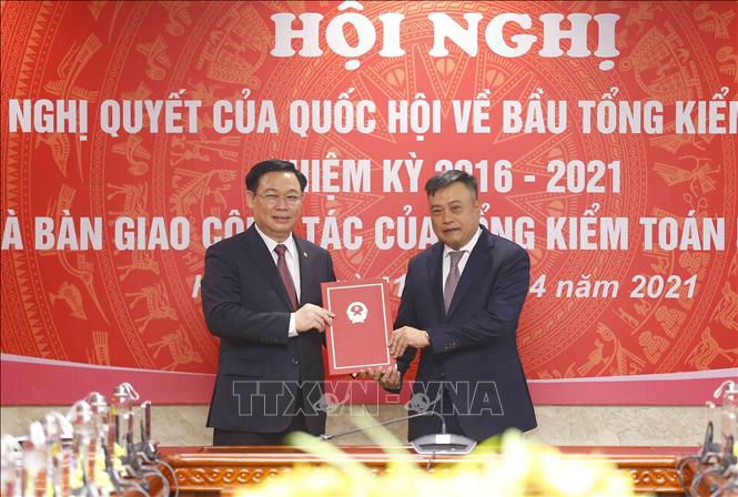 Chủ tịch Quốc hội Vương Đình Huệ trao Nghị quyết của Quốc hội cho Tổng Kiểm toán nhà nước Trần Sỹ Thanh. Ảnh: Doãn Tấn - TTXVN
