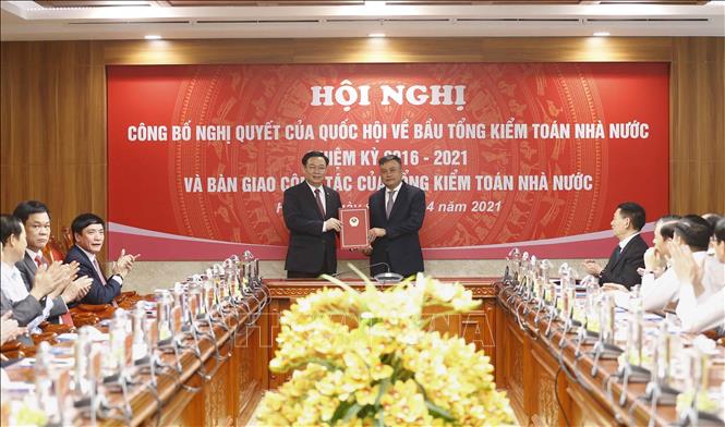 Chủ tịch Quốc hội Vương Đình Huệ trao Nghị quyết của Quốc hội cho Tổng Kiểm toán nhà nước Trần Sỹ Thanh. Ảnh: Doãn Tấn - TTXVN