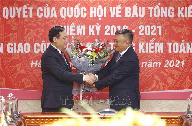 Chủ tịch Quốc hội Vương Đình Huệ trao Nghị quyết của Quốc hội và tặng hoa cho Tổng Kiểm toán nhà nước Trần Sỹ Thanh. Ảnh: Doãn Tấn - TTXVN