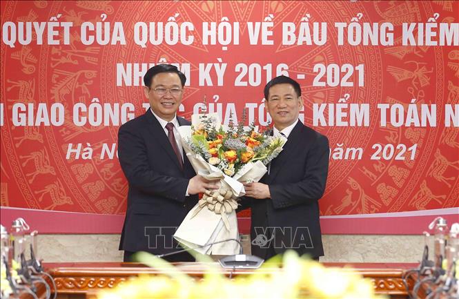 Chủ tịch Quốc hội Vương Đình Huệ tặng hoa, chúc mừng Bộ trưởng Bộ Tài chính Hồ Đức Phớc, nguyên Tổng Kiểm toán Nhà nước. Ảnh: Doãn Tấn - TTXVN