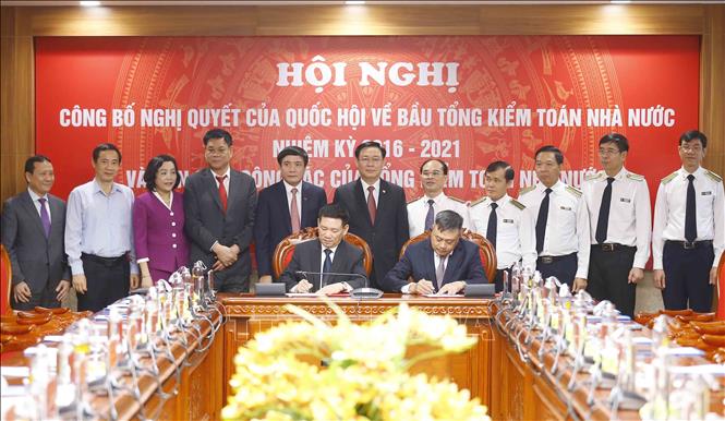 Chủ tịch Quốc hội Vương Đình Huệ chứng kiến lễ ký bàn giao công tác của Tổng Kiểm toán nhà nước Trần Sỹ Thanh và nguyên Tổng Kiểm toán nhà nước Hồ Đức Phớc. Ảnh: Doãn Tấn - TTXVN