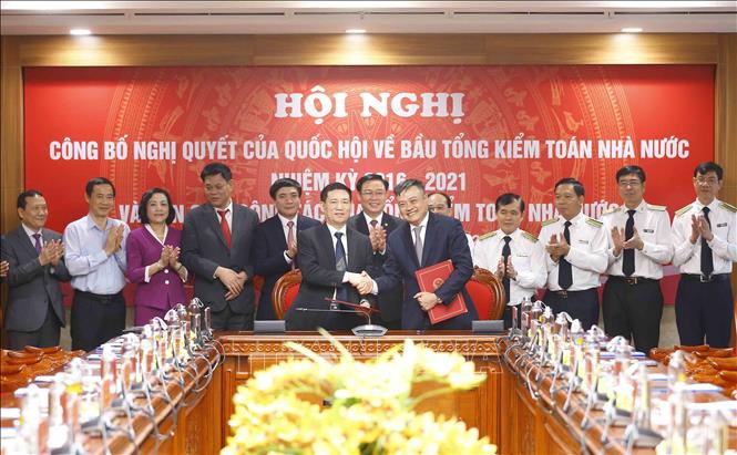 Chủ tịch Quốc hội Vương Đình Huệ chứng kiến lễ ký bàn giao công tác của Tổng Kiểm toán nhà nước Trần Sỹ Thanh và Nguyên Tổng Kiểm toán nhà nước Hồ Đức Phớc. Ảnh: Doãn Tấn - TTXVN