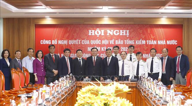 Chủ tịch Quốc hội Vương Đình Huệ với các đại biểu. Ảnh: Doãn Tấn - TTXVN