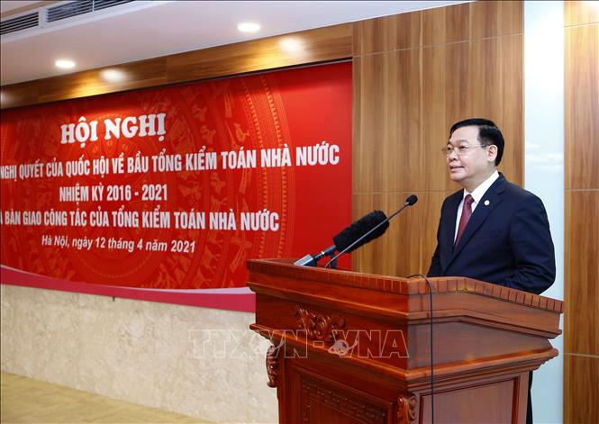 Chủ tịch Quốc hội Vương Đình Huệ phát biểu ý kiến, giao nhiệm vụ cho tân Tổng Kiểm toán nhà nước Trần Sỹ Thanh. Ảnh: Doãn Tấn - TTXVN