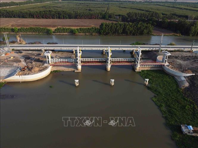 Trong ảnh: Cống Trà Sư là công trình cống hở bằng BTCT M30; chiều rộng thông nước B=88m, chia thành 4 khoang, mỗi khoang rộng 22m; cửa cống phẳng, đóng mở bằng xi lanh thuỷ lực. Ảnh: Vũ Sinh – TTXVN