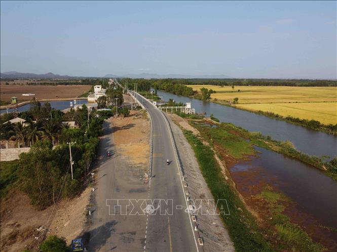 Trong ảnh: Cống Tha La kết hợp với giao thông đường bộ thuộc huyện Tịnh Biên, tỉnh An Giang nhìn từ trên cao. Ảnh: Vũ Sinh – TTXVN