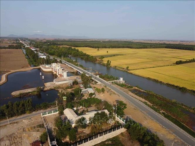 Trong ảnh: Cống Tha La kết hợp với giao thông đường bộ thuộc huyện Tịnh Biên, tỉnh An Giang nhìn từ trên cao. Ảnh: Vũ Sinh – TTXVN