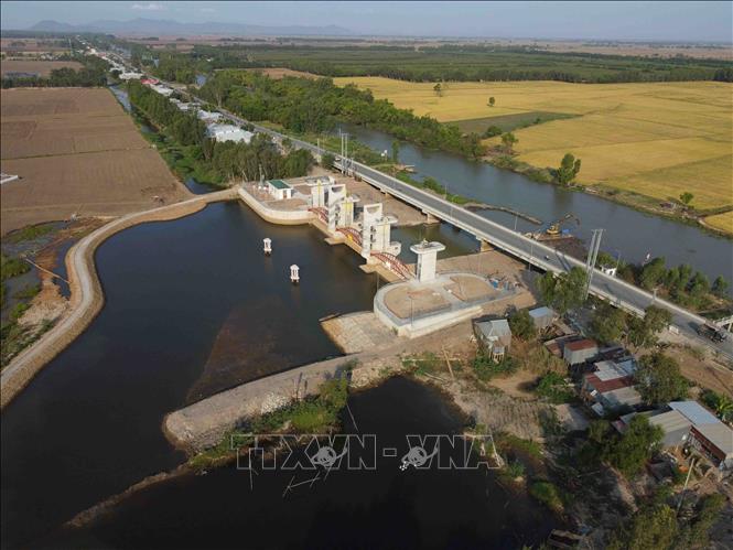 Trong ảnh: Cống Tha La kết hợp với giao thông đường bộ thuộc huyện Tịnh Biên, tỉnh An Giang nhìn từ trên cao. Ảnh: Vũ Sinh – TTXVN