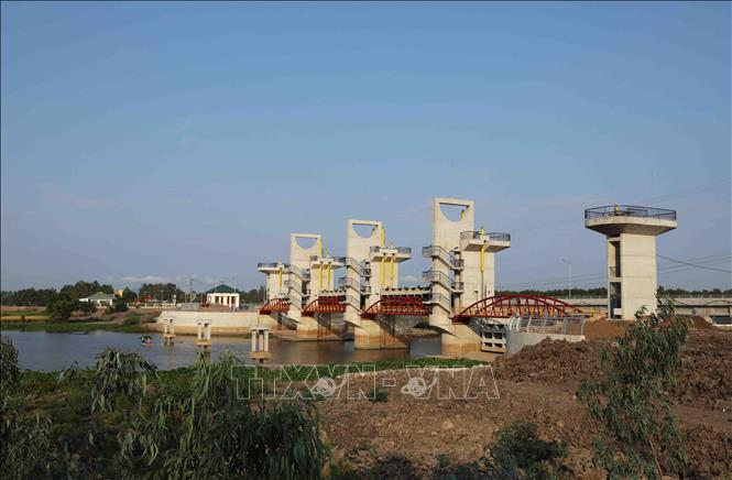 Trong ảnh: Cống Trà Sư thuộc huyện Tịnh Biên, tỉnh An Giang có nhiệm vụ chủ động vận hành điều tiết lũ từ Campuchia thoát ra hướng biển Tây và kiểm soát lũ đổ về phía nam Quốc lộ 9; tạo điều kiện để đưa phù sa từ sông Hậu vào cải tạo đồng ruộng và bảo vệ an toàn sản xuất. Ảnh: Phạm Hậu - TTXVN