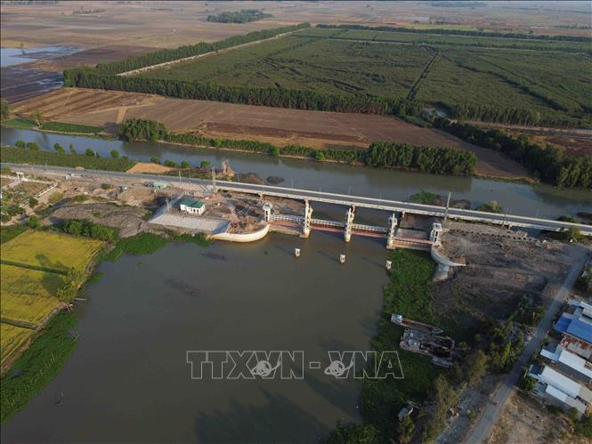 Trong ảnh: Cống Tha La thuộc huyện Tịnh Biên, tỉnh An Giang có nhiệm vụ chủ động vận hành điều tiết lũ từ Campuchia thoát ra hướng biển Tây và kiểm soát lũ đổ về phía nam Quốc lộ 9; tạo điều kiện để đưa phù sa từ sông Hậu vào cải tạo đồng ruộng và bảo vệ an toàn sản xuất. Ảnh: Vũ Sinh - TTXVN
