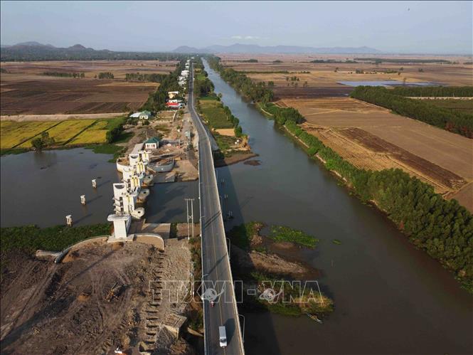 Trong ảnh: Cống Trà Sư kết hợp với giao thông đường bộ thuộc huyện Tịnh Biên, tỉnh An Giang nhìn từ trên cao. Ảnh: Vũ Sinh – TTXVN