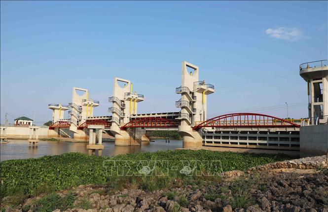 Trong ảnh: Cống Trà Sư thuộc huyện Tịnh Biên, tỉnh An Giang có nhiệm vụ chủ động vận hành điều tiết lũ từ Campuchia thoát ra hướng biển Tây và kiểm soát lũ đổ về phía nam Quốc lộ 9; tạo điều kiện để đưa phù sa từ sông Hậu vào cải tạo đồng ruộng và bảo vệ an toàn sản xuất. Ảnh: Phạm Hậu - TTXVN