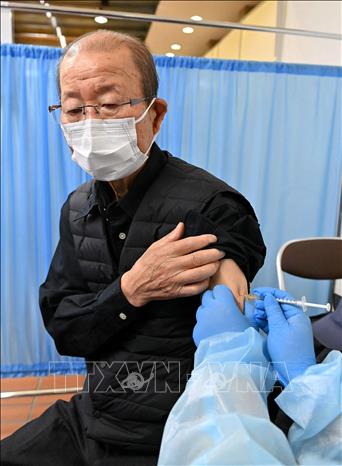 Nhật Bản bắt đầu tiêm vaccine ngừa COVID-19 cho người trên ...