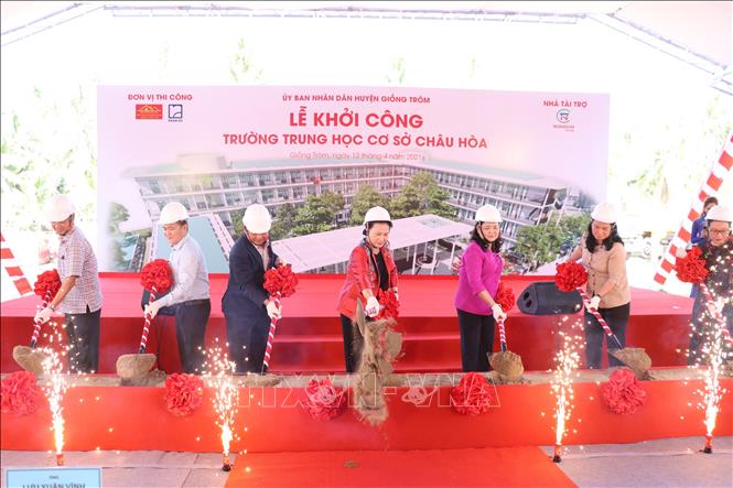 Trong ảnh: Lễ khởi công xây dựng trường THCS Châu Hòa. Ảnh: Huỳnh Phúc Hậu - TTXVN