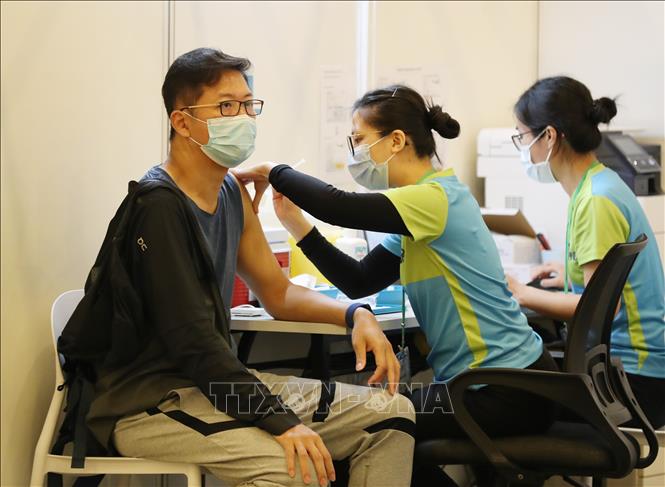 Trong ảnh: Tiêm chủng vaccine ngừa COVID-19 cho người dân ở Hong Kong, Trung Quốc. Ảnh: THX/TTXVN