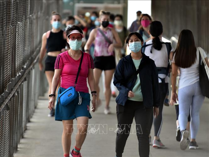 Trong ảnh: Người dân đeo khẩu trang phòng lây nhiễm COVID-19 tại Hong Kong, Trung Quốc. Ảnh: THX/TTXVN