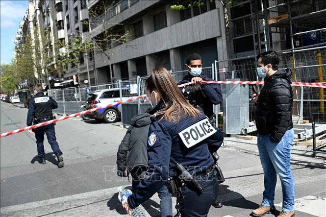 Trong ảnh: Cảnh sát gác gần bệnh viện ở Paris, Pháp, nơi xảy ra vụ nổ súng ngày 12/4/2021. Ảnh: AFP/TTXVN