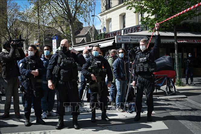 Trong ảnh: Cảnh sát gác gần bệnh viện ở Paris, Pháp, nơi xảy ra vụ nổ súng ngày 12/4/2021. Ảnh: AFP/TTXVN