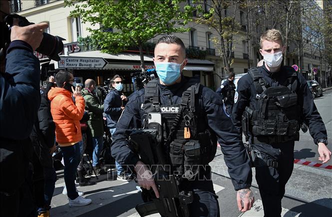 Trong ảnh: Cảnh sát gác gần khu vực bệnh viện lão khoa tư nhân Henry Dunant  ở Paris, Pháp, sau vụ nổ súng ngày 12/4/2021. Ảnh: AFP/TTXVN