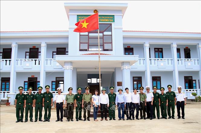 Trong ảnh: Đoàn công tác UBND tỉnh Khánh Hòa chụp ảnh lưu niệm với quân và dân trên đảo Trường Sa sau buổi kiểm tra. Ảnh: TTXVN phát 