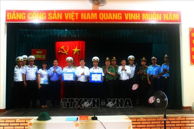 Trong ảnh: UBND tỉnh Khánh Hòa, Công an tỉnh và Cảng Hàng không quốc tế Cam Ranh tặng quà cho quân và dân thị trấn Trường Sa. Ảnh: TTXVN phát