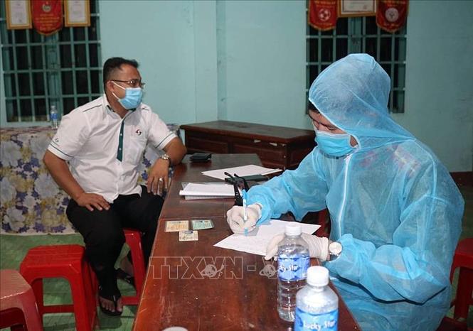 Trong ảnh: Làm thủ tục để đưa các đối tượng bị lực lượng chức năng bắt giữ đi cách ly tập trung. Ảnh: TTXVN phát.
