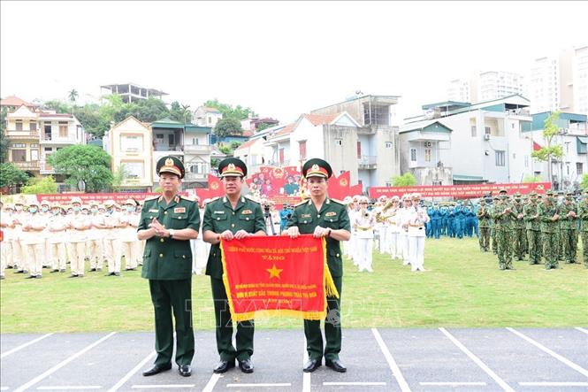Trong ảnh: Thượng tướng Trần Quang Phương trao Cờ thi đua của Chính phủ tặng Bộ Chỉ huy Quân sự tỉnh Quảng Ninh. Ảnh: TTXVN

