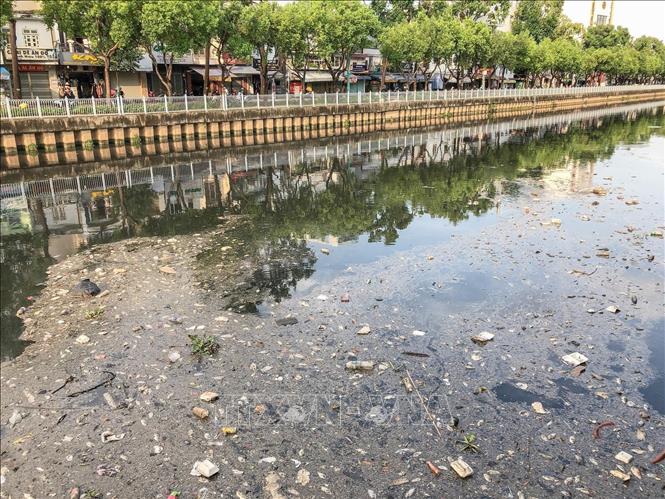 Trong ảnh: Một đoạn kênh bị ô nhiễm bởi rác thải. Ảnh: Hồng Giang - TTXVN.