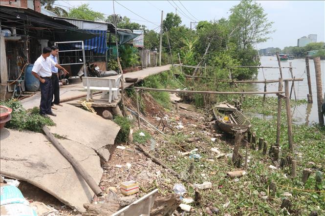 Trong ảnh: Đoạn sạt lở phía bờ Đông sông Cái Bè. Ảnh: Minh Trí-TTXVN