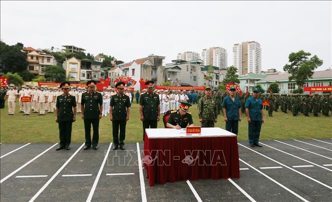Trong ảnh: Đại diện các đơn vị ký giao ước thi đua. Ảnh: TTXVN