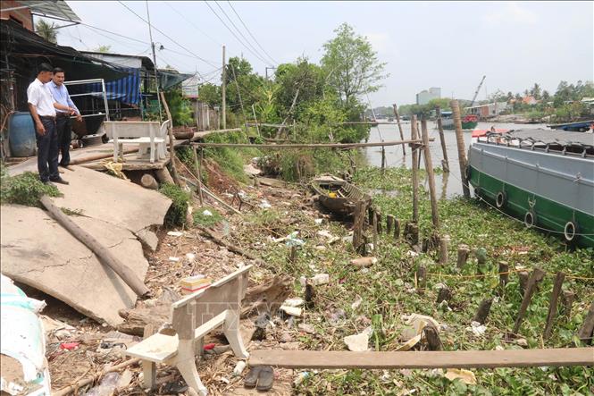 Trong ảnh: Đoạn sạt lở phía bờ Đông sông Cái Bè. Ảnh: Minh Trí-TTXVN