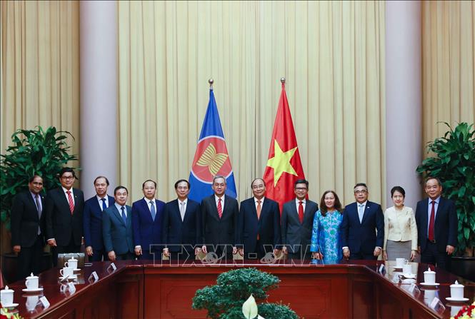 Chủ tịch nước Nguyễn Xuân Phúc với Đại sứ, Đại biện các nước thành viên ASEAN. Ảnh: Thống Nhất – TTXVN