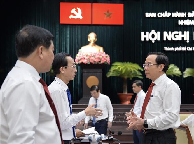 Trong ảnh: Đồng chí Nguyễn Văn Nên, Uỷ viên Bộ Chính trị, Bí thư Thành ủy TP Hồ Chí Minh trao đổi với các đại biểu dự hội nghị. Ảnh: Anh Tuấn - TTXVN 