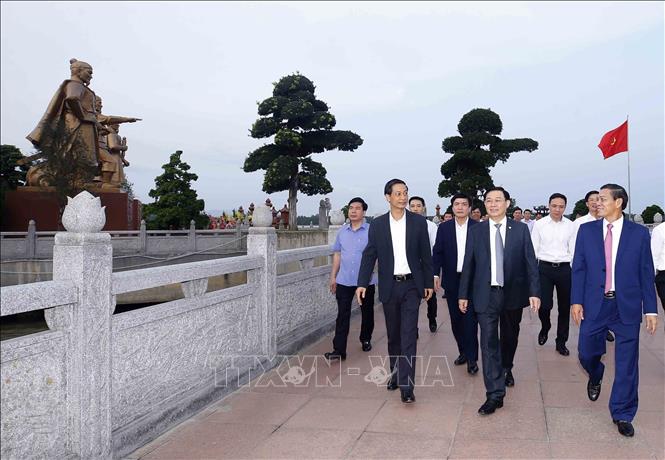 Chủ tịch Quốc hội Vương Đình Huệ và các đại biểu thăm khu Di tích lịch sử Quốc gia Khu di tích Bạch Đằng Giang. Ảnh: Doãn Tấn - TTXVN