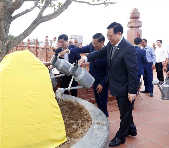 Chủ tịch Quốc hội Vương Đình Huệ và các đại biểu trồng cây lưu niệm tại Khu di tích lịch sử Bạch Đằng Giang, Hải Phòng. Ảnh: Doãn Tấn - TTXVN