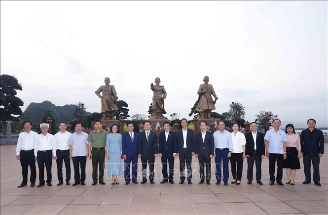 Chủ tịch Quốc hội Vương Đình Huệ và các đại biểu tại khu Di tích lịch sử Quốc gia Khu di tích Bạch Đằng Giang. Ảnh: Doãn Tấn - TTXVN