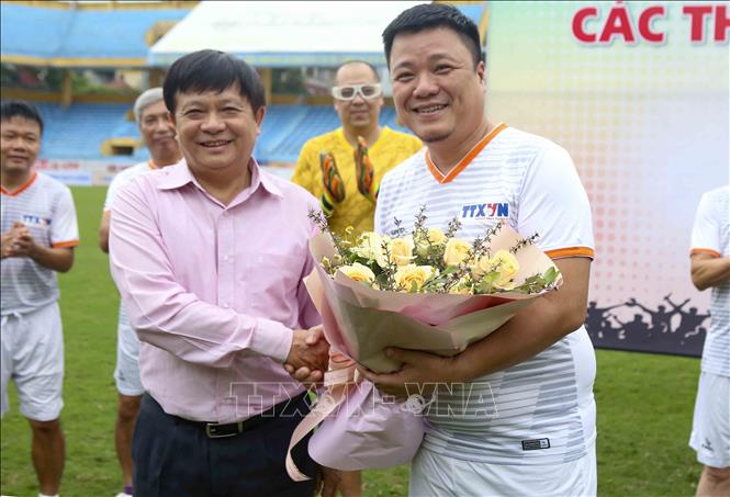 Trong ảnh: Phó Tổng giám đốc, Chủ tịch Công đoàn TTXVN Đinh Đăng Quang tặng hoa cho đội Truyền Thống. Ảnh: Tuấn Đức - TTXVN
