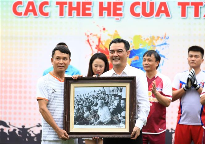 Trong ảnh: Tổng Giám đốc TTXVN Nguyễn Đức Lợi tặng quà lưu niệm cho nhà tài trợ trận đấu. Ảnh: Thành Đạt - TTXVN 
