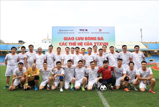 Trong ảnh: Tổng giám đốc TTXVN Nguyễn Đức Lợi chụp ảnh cùng các cầu thủ đội Truyền thống. Ảnh: Thành Đạt - TTXVN 
