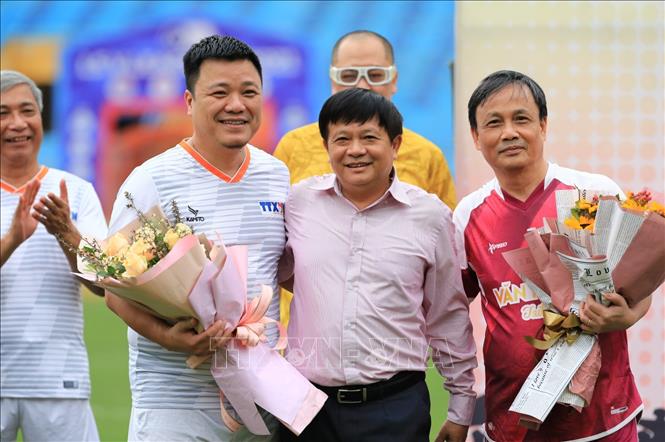 Trong ảnh: Phó Tổng giám đốc, Chủ tịch Công đoàn TTXVN Đinh Đăng Quang tặng hoa cho đội trưởng 2 đội bóng. Ảnh: Thành Đạt - TTXVN