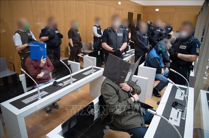 Trong ảnh: Phiên toà xét xử các thành viên Nhóm S (Gruppe S), bị cáo buộc tham gia và ủng hộ tổ chức khủng bố, ở Stuttgart, Đức ngày 13/4/2021. Ảnh: AFP/TTXVN