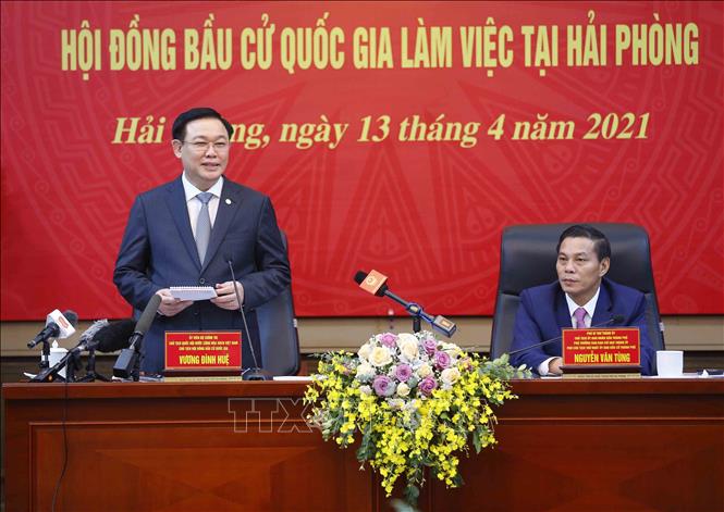 Photo: NA Chairman Vuong Dinh Hue (standing) speaks at the meeting. VNA Photo: Doãn Tấn