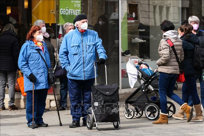 Trong ảnh: Người dân đeo khẩu trang phòng dịch COVID-19 tại Berlin, Đức ngày 12/4/2021. Ảnh: THX/TTXVN